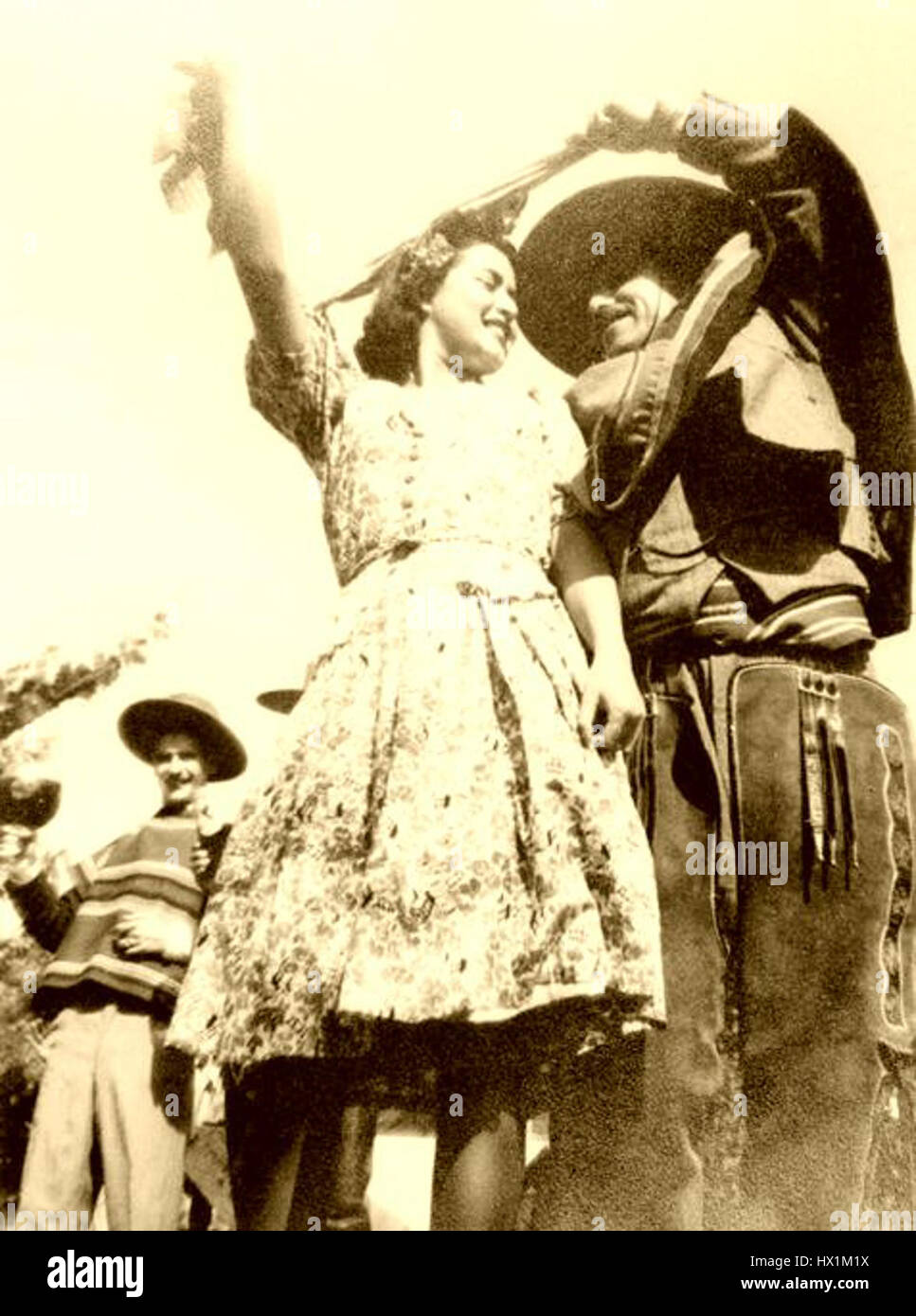 Cueca 058 bezieht sich auf eine Performance oder künstlerische Darstellung der Cueca, einem traditionellen Tanz aus Chile. Bekannt für ihren lebendigen Rhythmus und ihre kulturelle Bedeutung ist die Cueca ein wichtiger Aspekt der chilenischen Volksmusik und des chilenischen Tanzes. Stockfoto