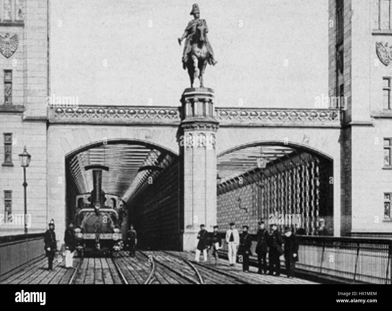 Die Dombrücke in Köln, circa 1860, mit einer Lokomotive der Köln-Mindener Eisenbahn und einer Statue von Friedrich Wilhelm IV., König von Preußen, gestaltet von Gustav Blaeser. Stockfoto