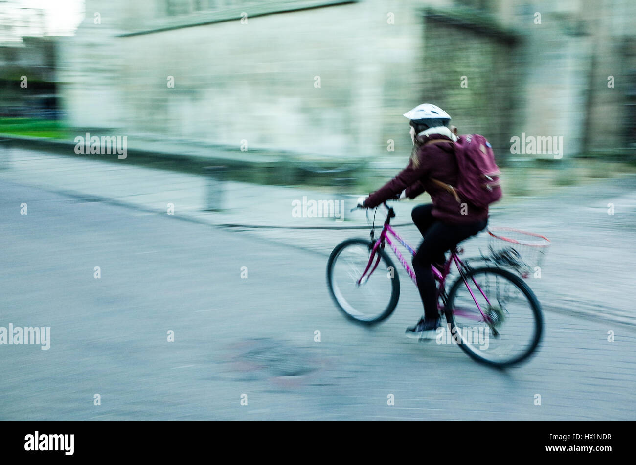 Ein Student fährt ihr Fahrrad durch zentrale Cambridge, UK Stockfoto