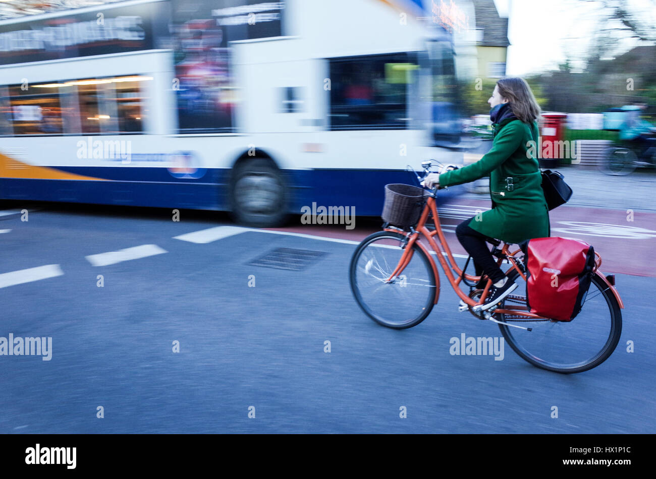 Ein Pendler Fahrradtouren ihre durch zentrale Cambridge, UK Stockfoto
