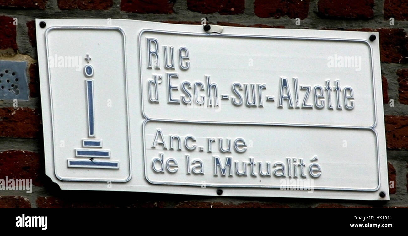Esch Strooss bezeichnet eine Straße oder ein Gebiet innerhalb der Region Esch-sur-Alzette, die für ihre kulturelle und historische Bedeutung in Luxemburg bekannt ist. Das Kunstwerk fängt das Wesen dieses Ortes in seinem historischen Kontext ein. Stockfoto