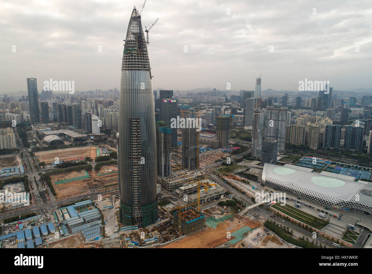 China Resources Headquarters, eine 392 Meter hohen Wolkenkratzer in Houhai, Nanshan, Shenzhen, Guangdong, China. Wenn abgeschlossen, wird es die 3. höchste Buildi sein. Stockfoto