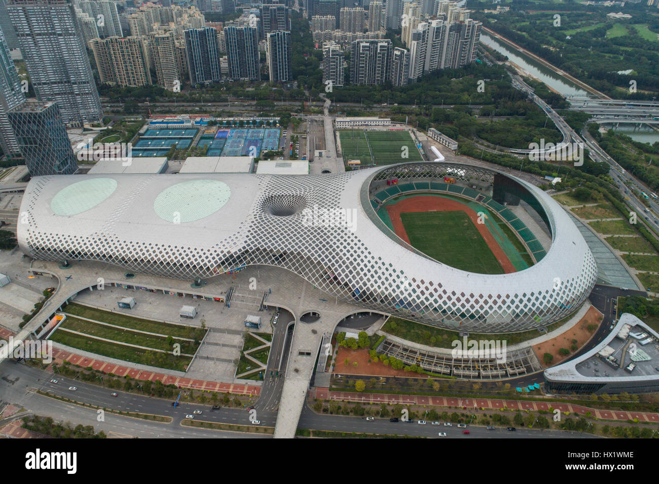 Shenzhen Bucht Sportzentrum, gehostet mit Platz für 20.000 Zuschauer, die 2011 Universiade. Das Hotel liegt in Houhai, Nanshan, Shenzhen, Guangdong Stockfoto