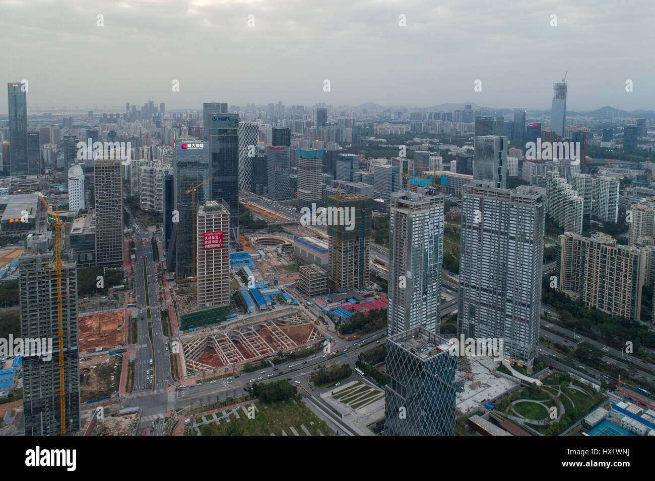 Luftaufnahme, Blick auf Houhai und die südlichen Nanshan District, ein und kommen finanzielle und Tech-Bereich. Shenzhen, Guangdong, China Stockfoto