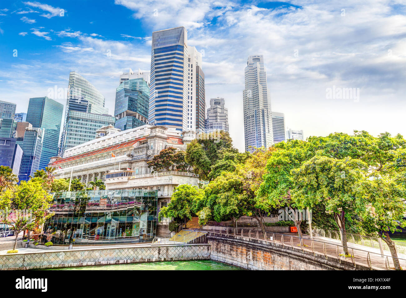 HDR Rendering von Singapurs Skyline bei Fullerton Singapore River im Stadtteil downtown Finanzgeschäfte auf Esplanade Bridge übernommen. Stockfoto