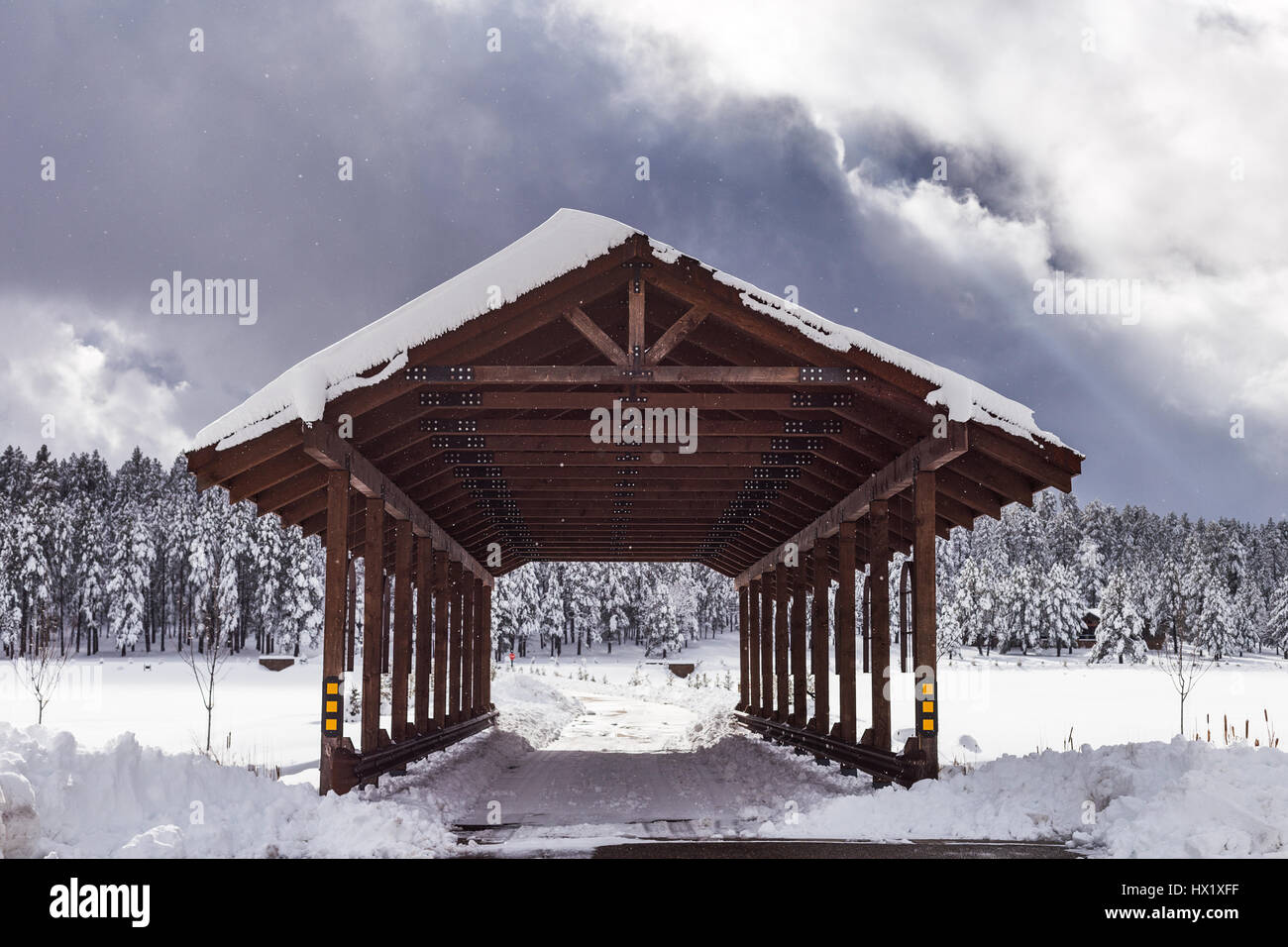Überdachte Brücke im Schnee in der Nähe von Flagstaff, Arizona Stockfoto