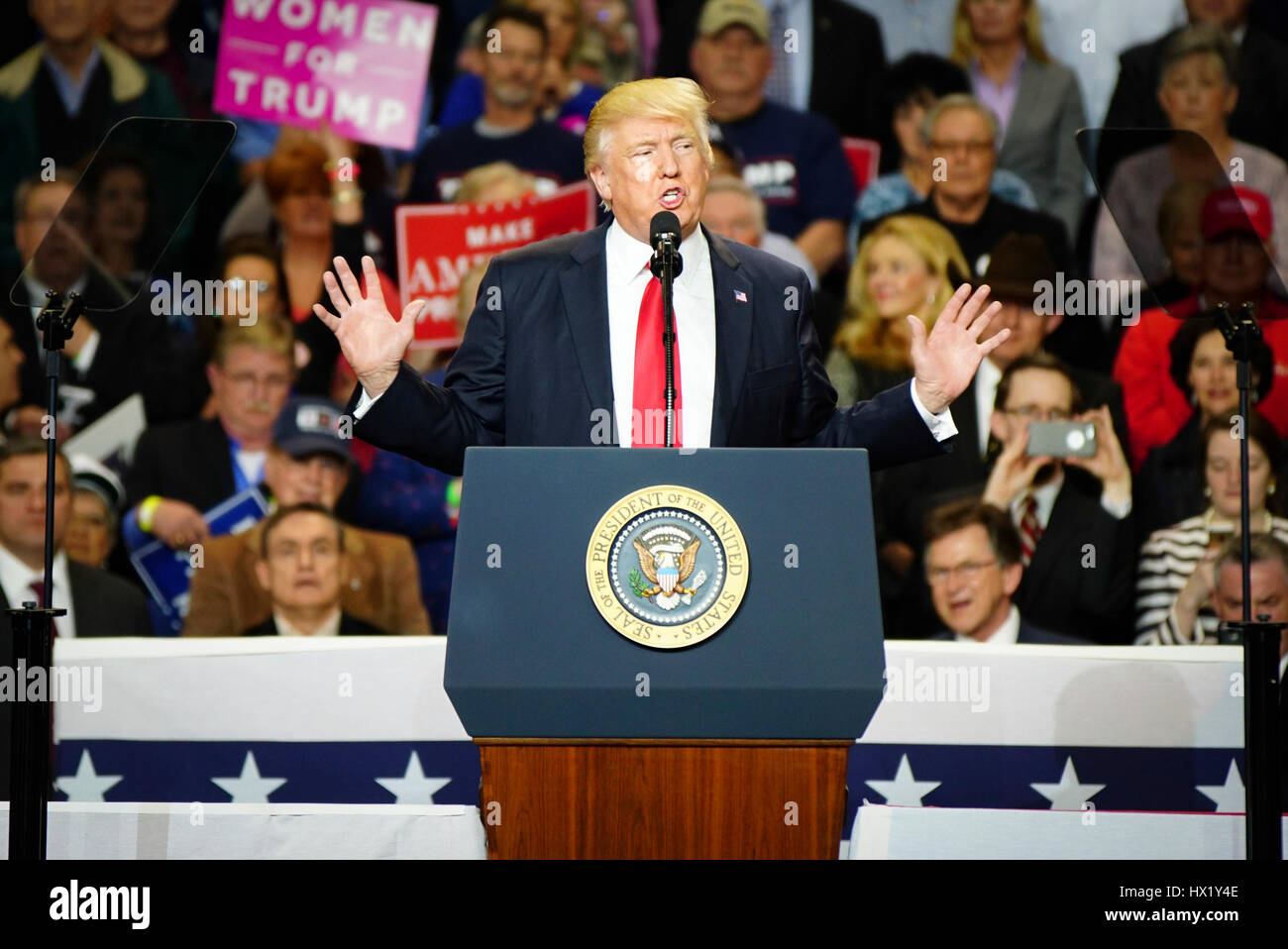 Präsident Donald J Trump spricht während einer Kundgebung in Louisville Exposition Center am 20. März 2017 in Louisville, Kentucky. Stockfoto