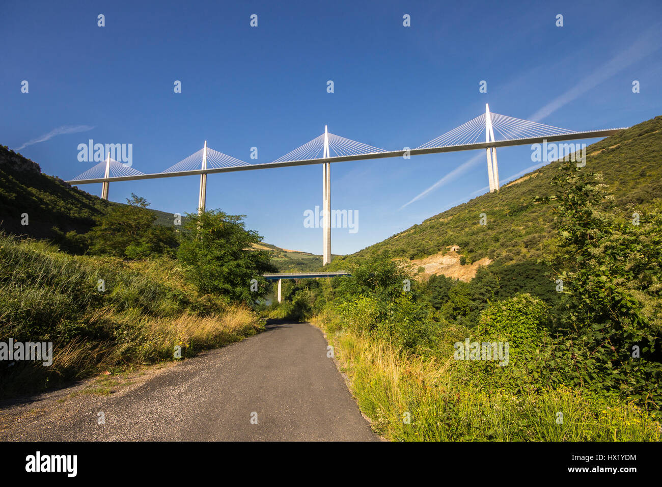 Das Viadukt von Millau, eine Schrägseilbrücke, die das Tal des Flusses Tarn in der Nähe von