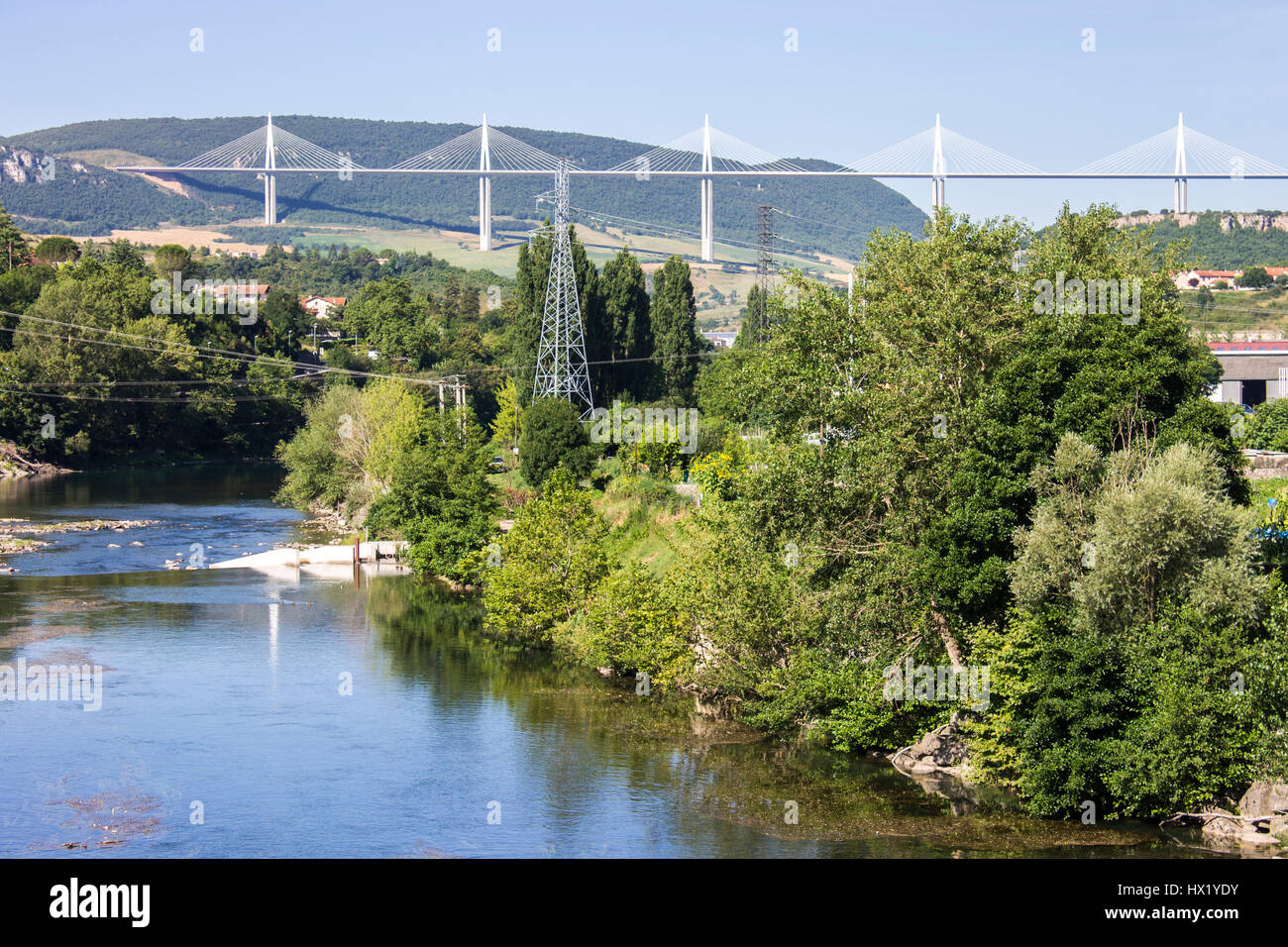 Das Viadukt von Millau, eine Schrägseilbrücke, die das Tal des Flusses Tarn in der Nähe von Millau in Südfrankreich erstreckt. Höchste Brücke der Welt. Stockfoto