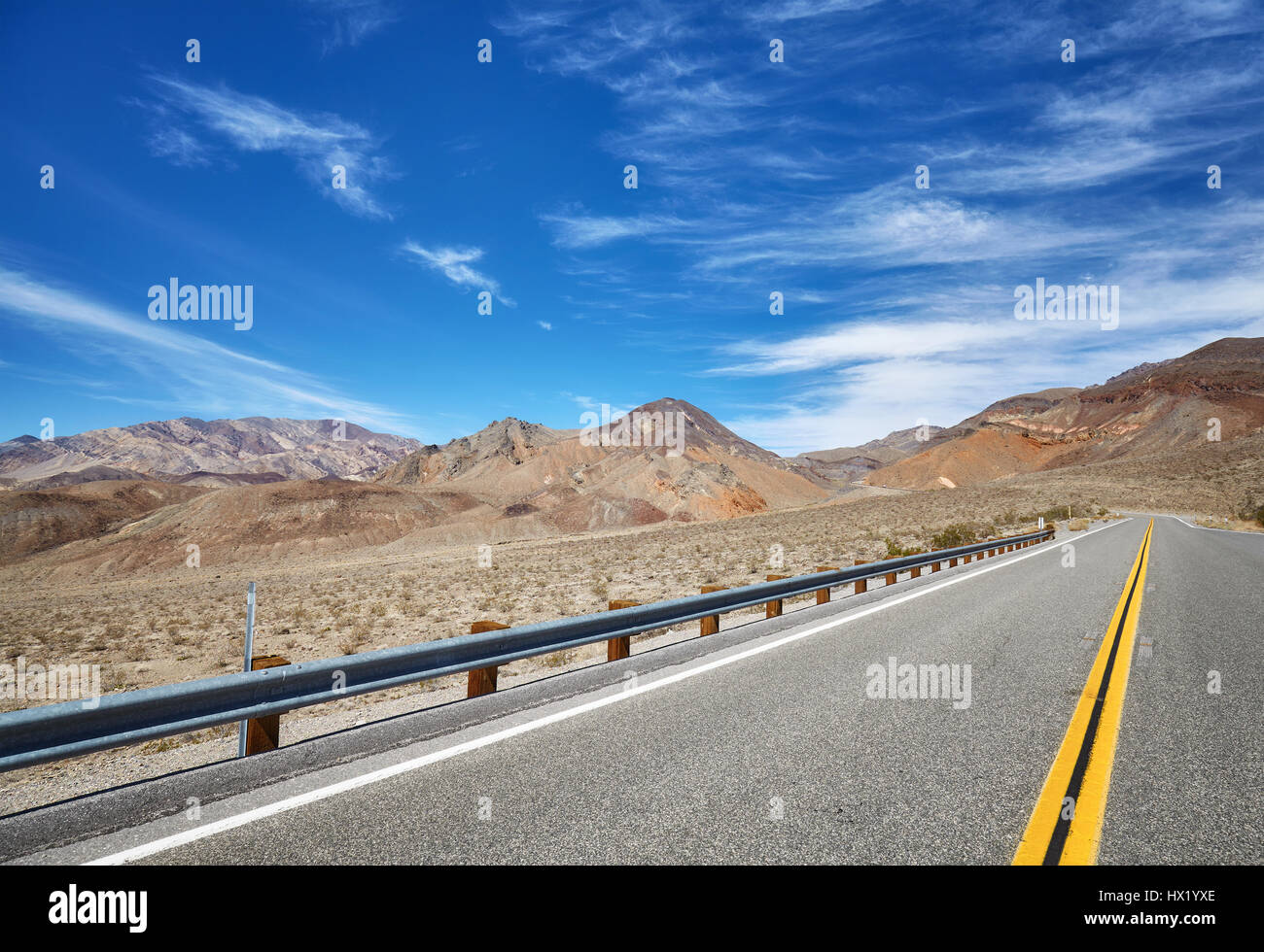 Wüste Bergstraße, Reisekonzept, USA. Stockfoto