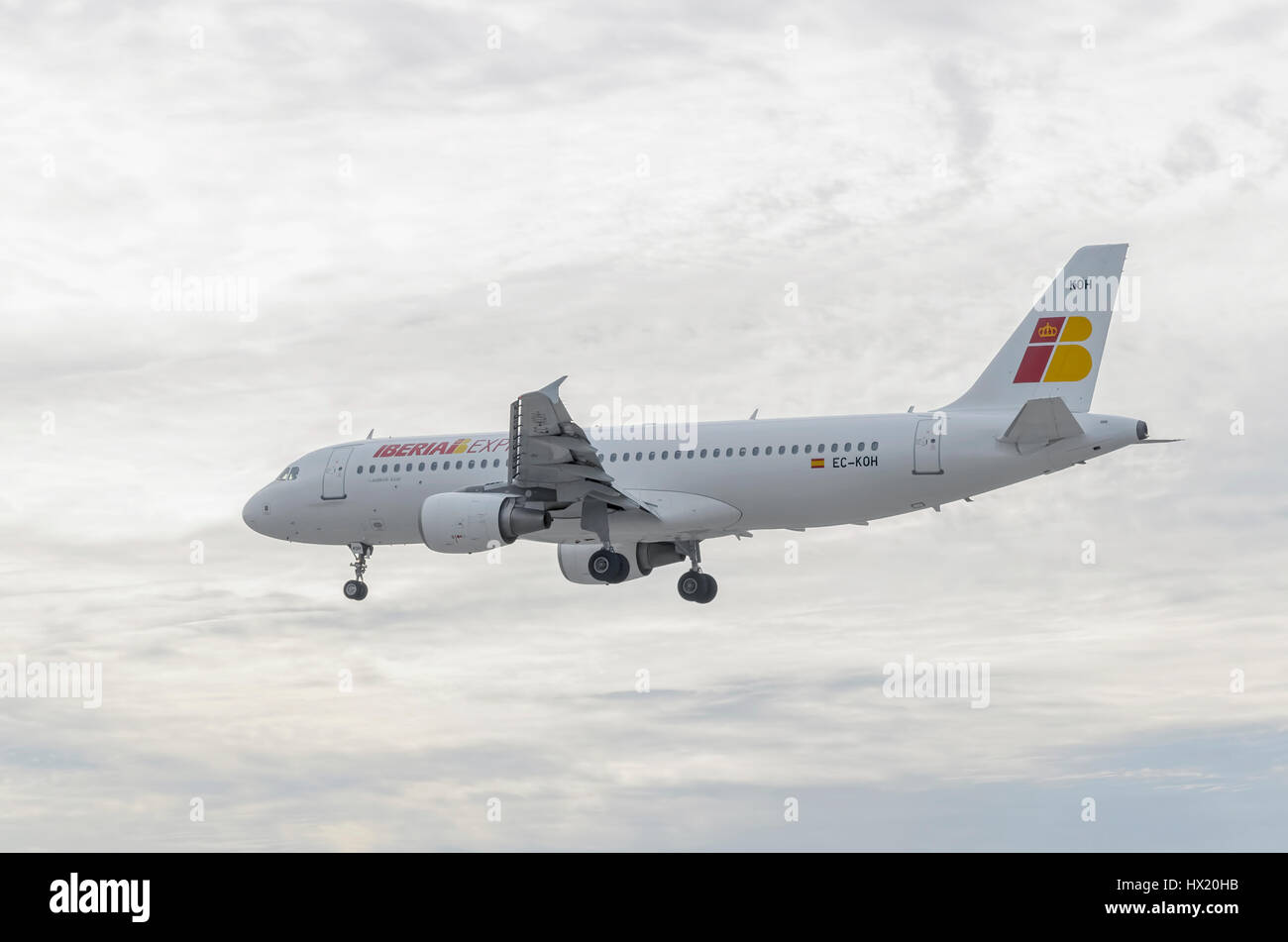 Flugzeug Airbus A320, der Fluggesellschaft Iberia Express ist auf Adolfo Suarez Flughafen Madrid - Barajas, Landung. Moment wenn dunkel wird. Sonnenuntergang. Stockfoto