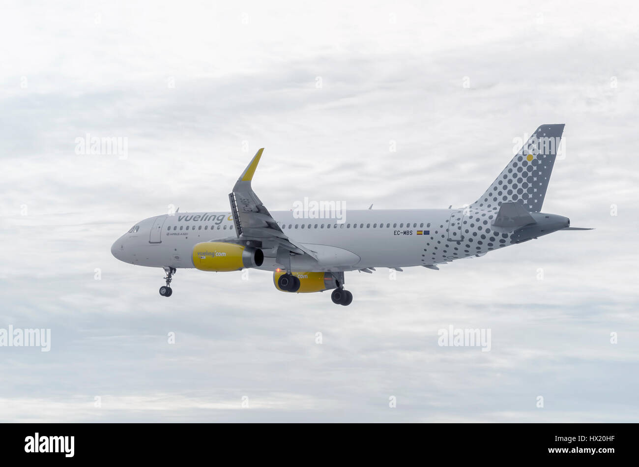 Flugzeug Airbus A320 von Vueling Airlines landet auf Adolfo Suarez Flughafen Madrid - Barajas. Bewölkten Tag. Moment, wenn es dunkel wird. Sonnenuntergang. Stockfoto