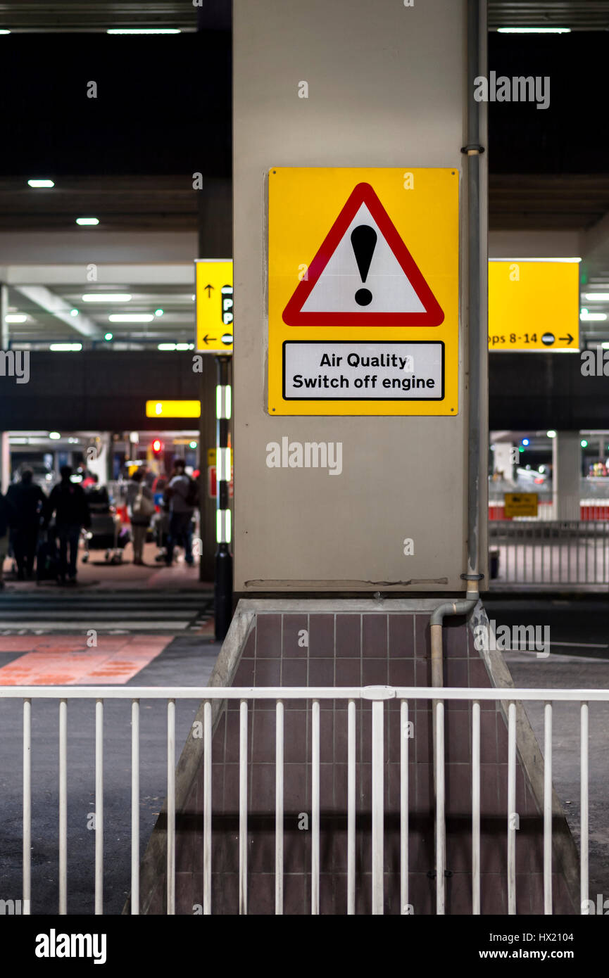 Automotor Luftqualität beratenden Schild am Flughafen Heathrow, London, England. Stockfoto