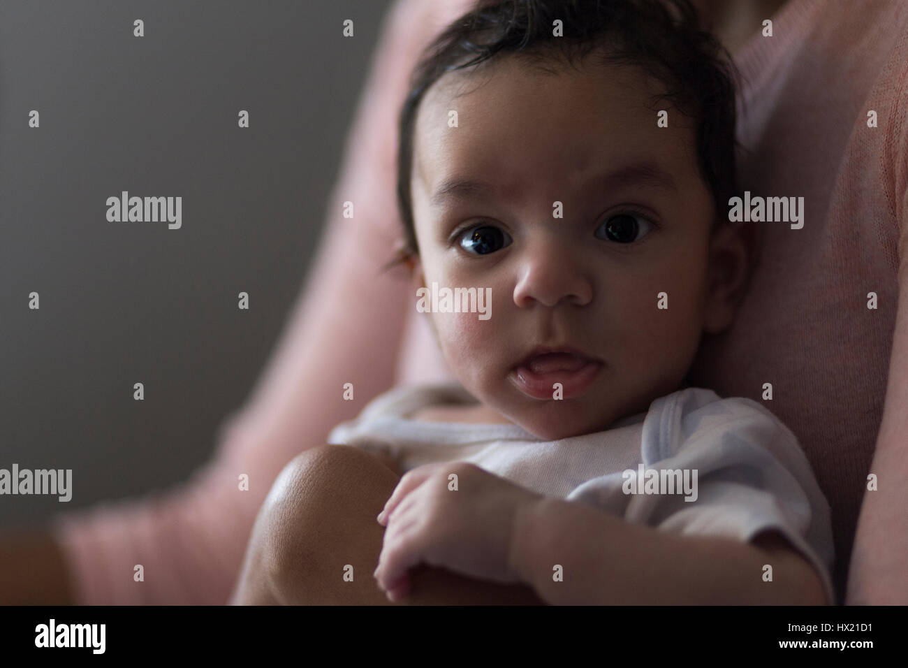 Porträt eines 3 Monate alten Baby-jungen. Er wird von seiner Mutter und einen Blick auf die Kamera. Stockfoto