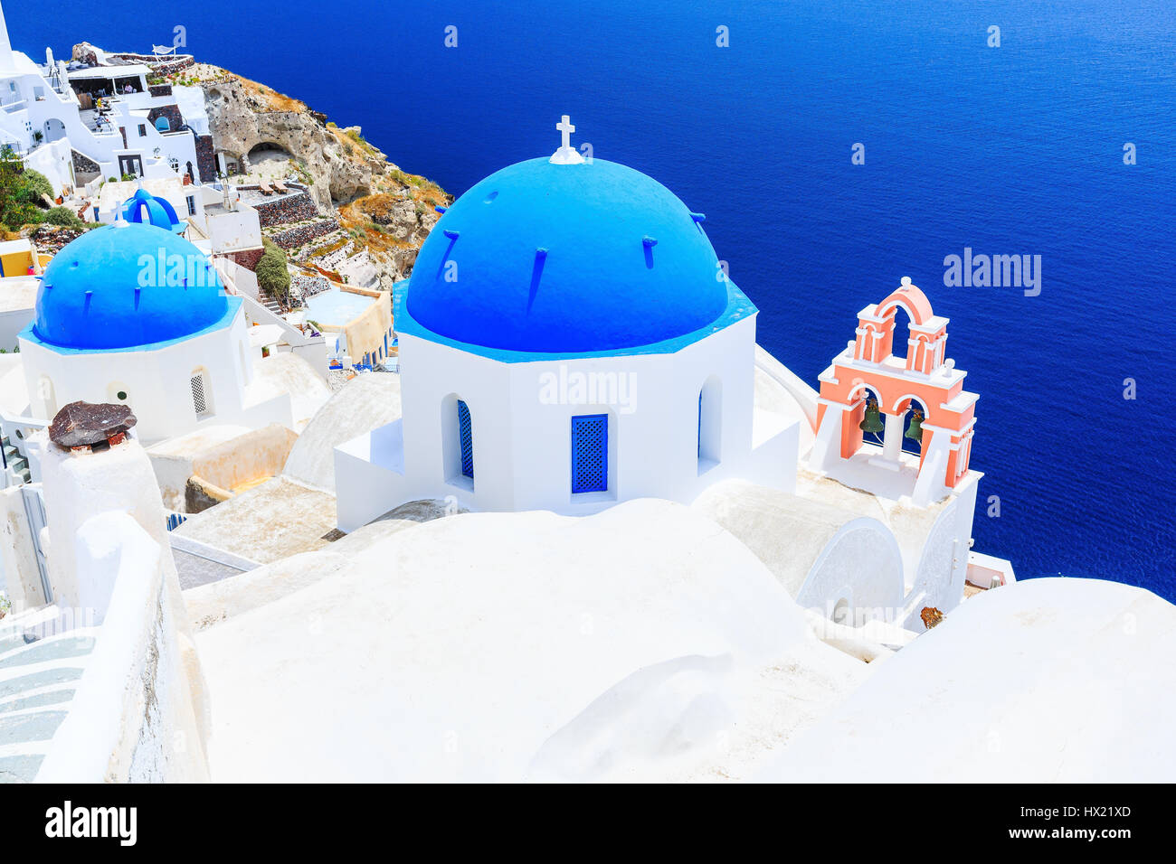 Santorini, Griechenland. Blaue Kuppel-Kirche auf dem Dorf Oia. Stockfoto