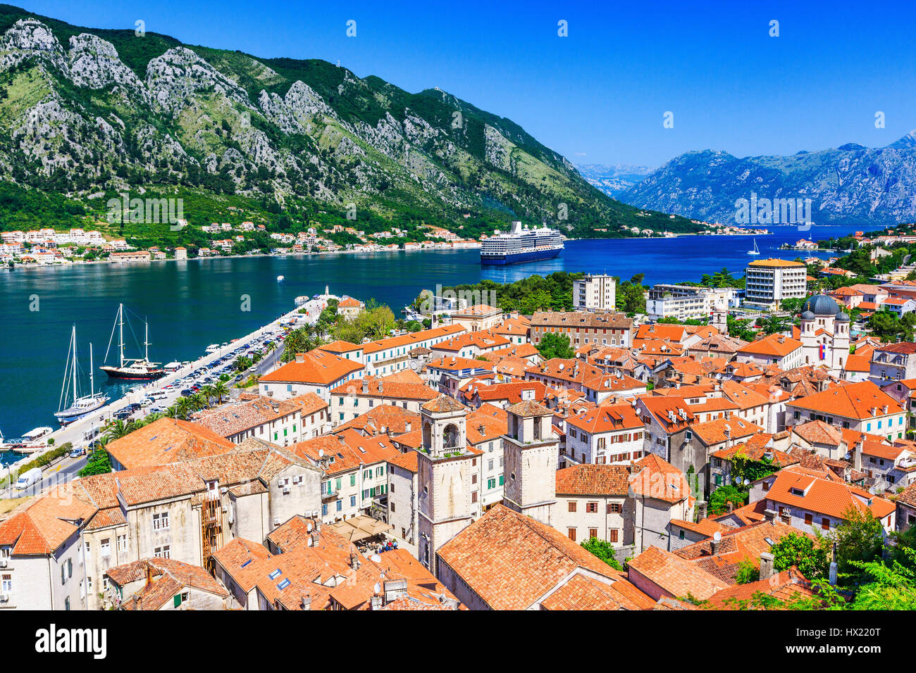 Kotor, Montenegro. Blick auf Bucht von Kotor Altstadt von Lovcen Berg. Stockfoto