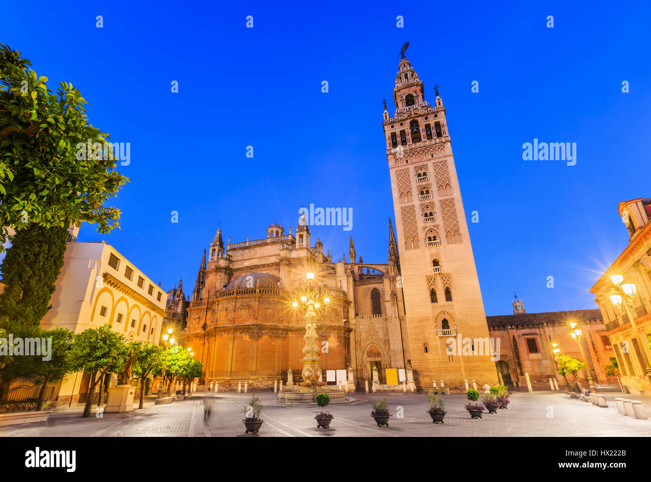 Sevilla, Spanien. Kathedrale der Heiligen Maria des Stuhls mit dem Glockenturm Giralda. Stockfoto