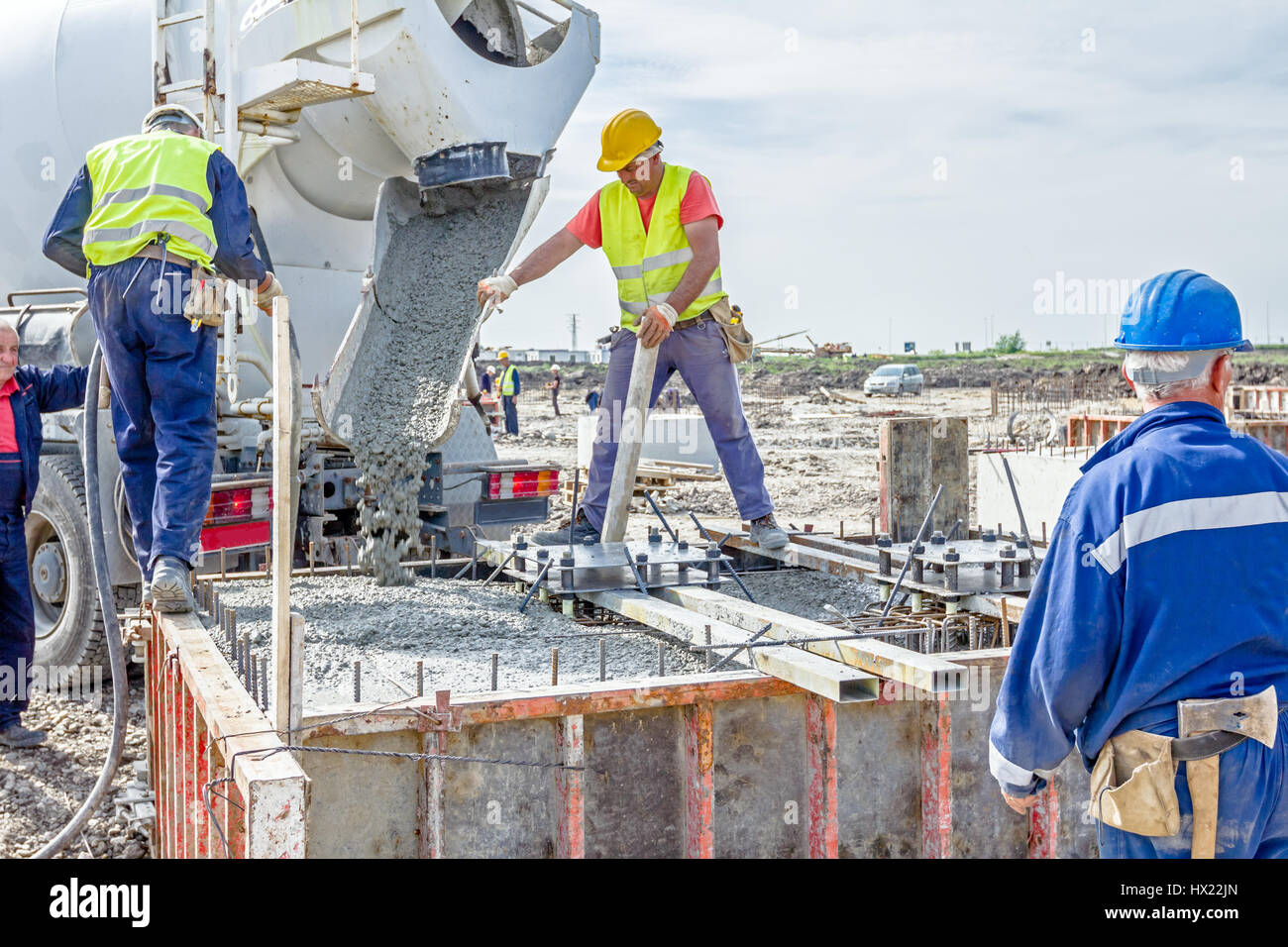 Zrenjanin, Vojvodina, Serbien - 30. April 2015: Arbeiter auf Baustelle Beton in Form von Mixer Truck strömen. Stockfoto