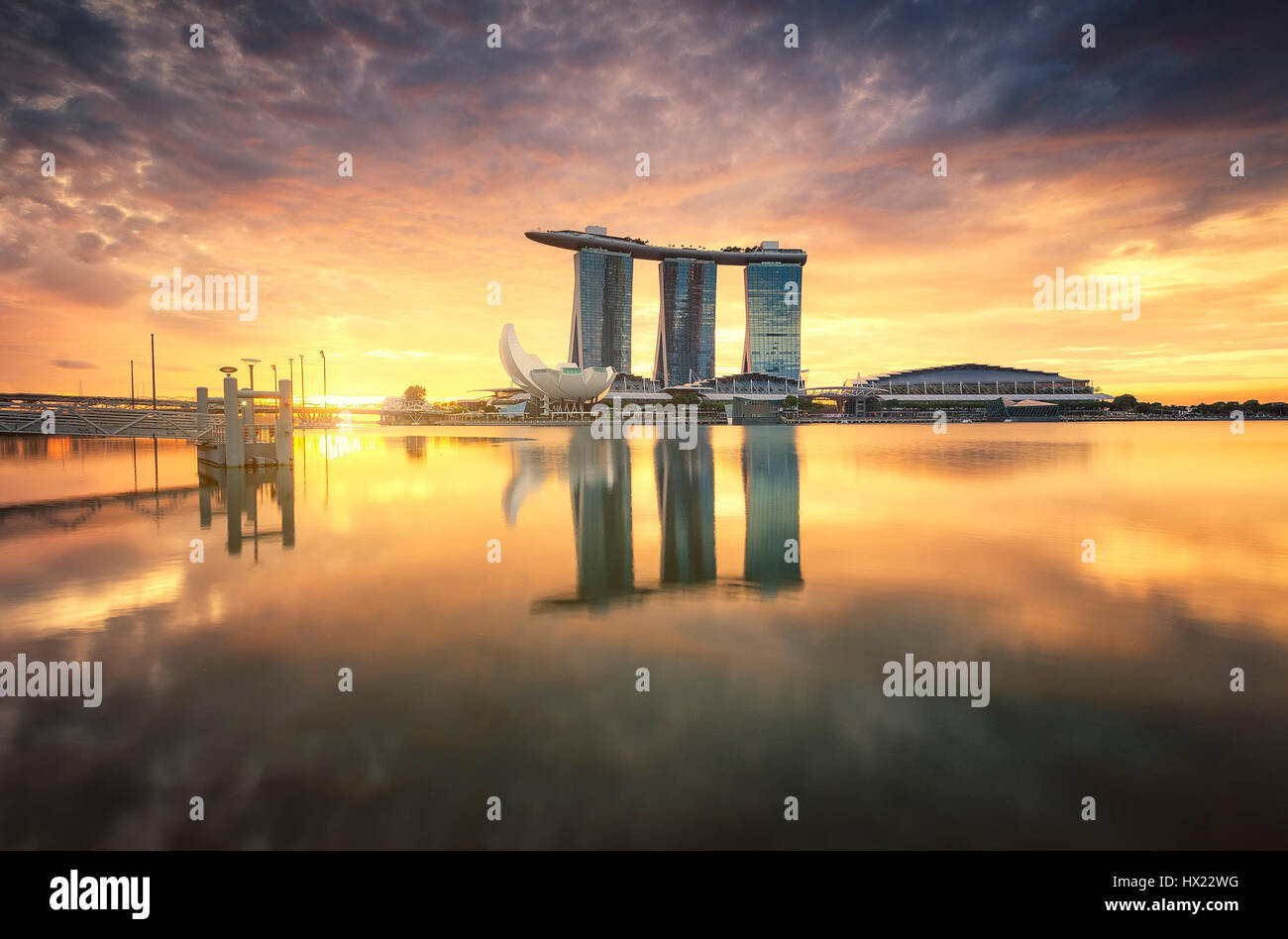 Wunderschönen Sonnenaufgang am Marina Bay-Sand Stockfoto