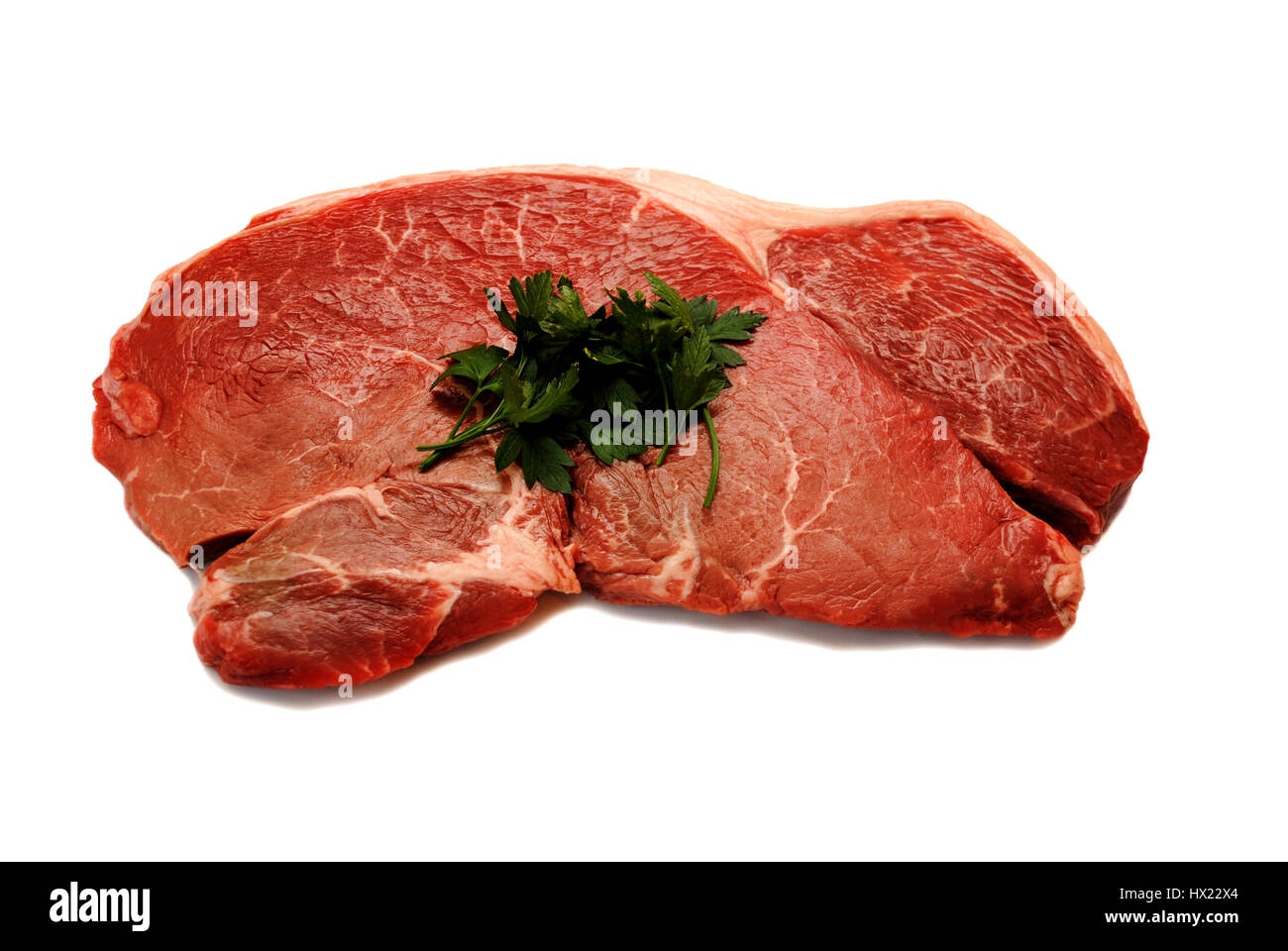 Rohe Bio-Rindfleischsteak mit frischer Petersilie Stockfoto