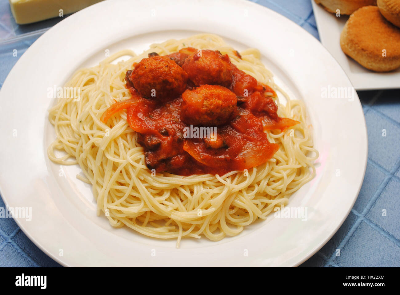 Engelshaar-Nudeln mit Fleischbällchen und Tomatensauce Stockfoto