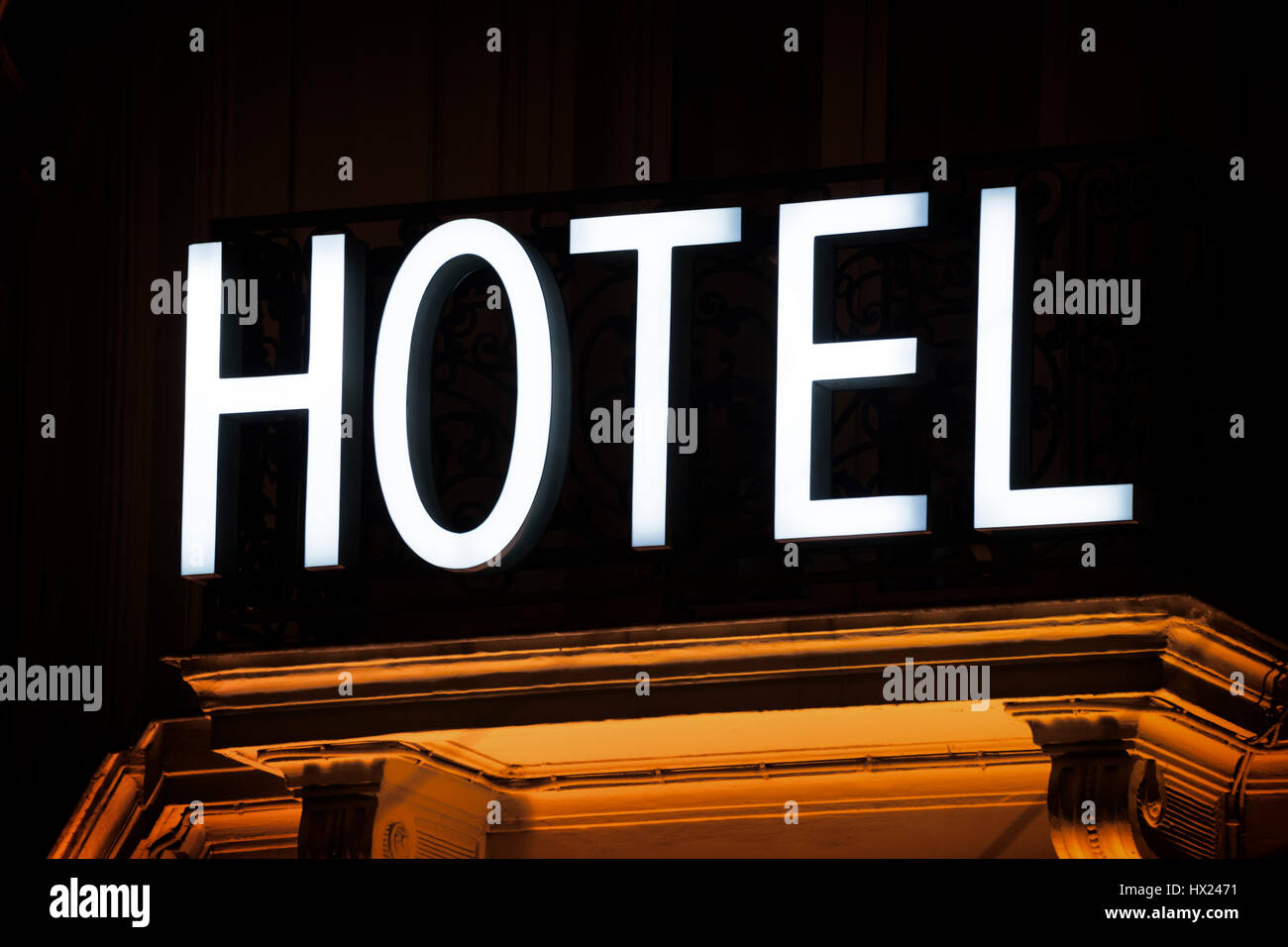 Beleuchtete Hotelschild in Paris in der Nacht genommen Stockfoto