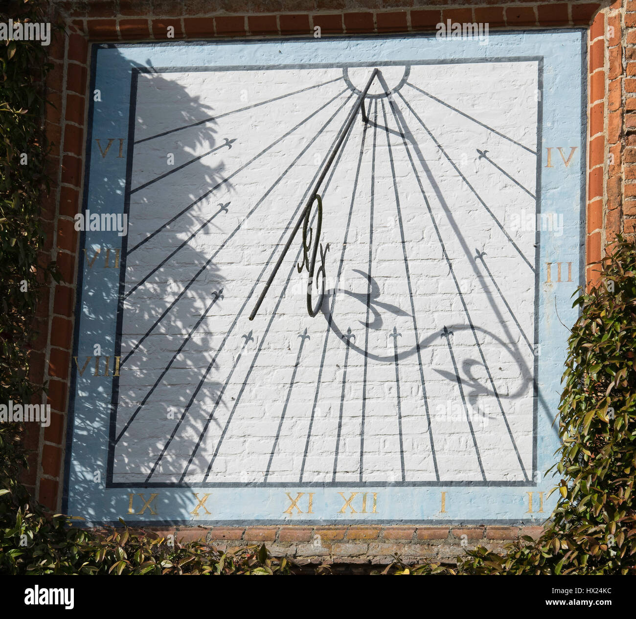Sonnenuhr die Uhrzeit angeben Stockfoto