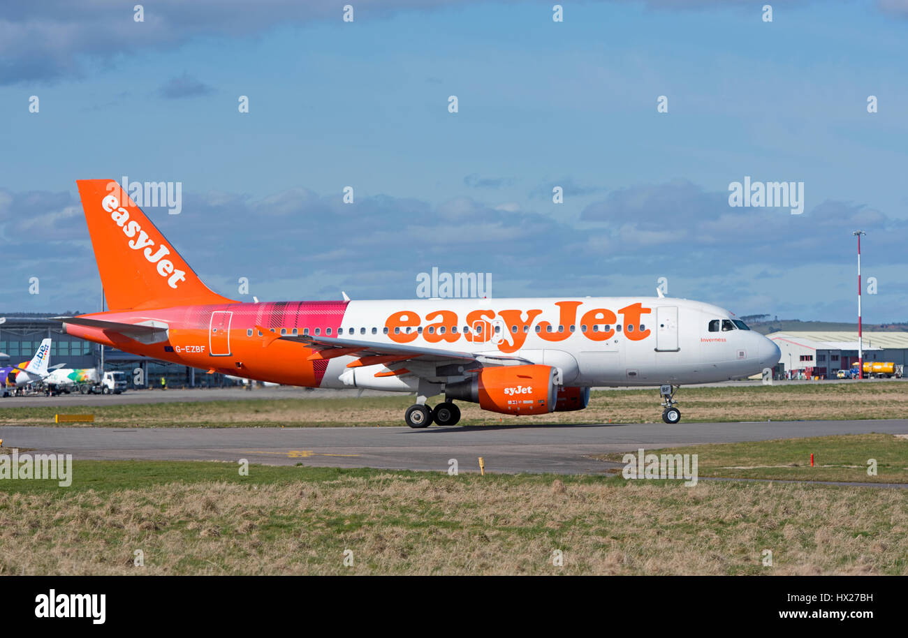 EasyJet kommerziellen Passagier Flugzeuge Airbus A 320-214 in seiner unverwechselbaren Unternehmen orange Lackierung Stockfoto