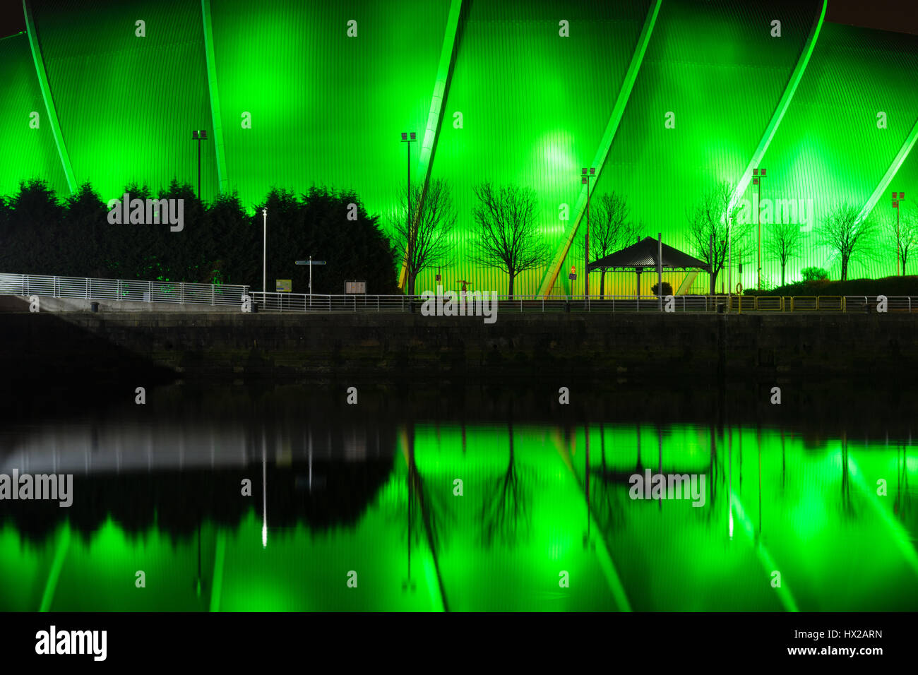Die SEC Gürteltier Musikveranstaltungen auf dem schottischen Veranstaltung Campus, Glasgow, Scotland, UK - spiegelt sich in den Fluss Clyde in der Nacht Stockfoto