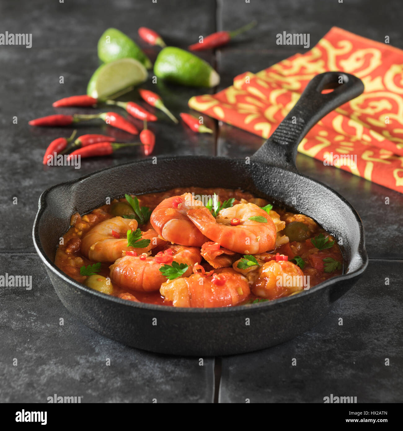 Garnelen Veracruz. Garnelen in würziger Tomaten-sauce mexikanisches Essen Stockfoto