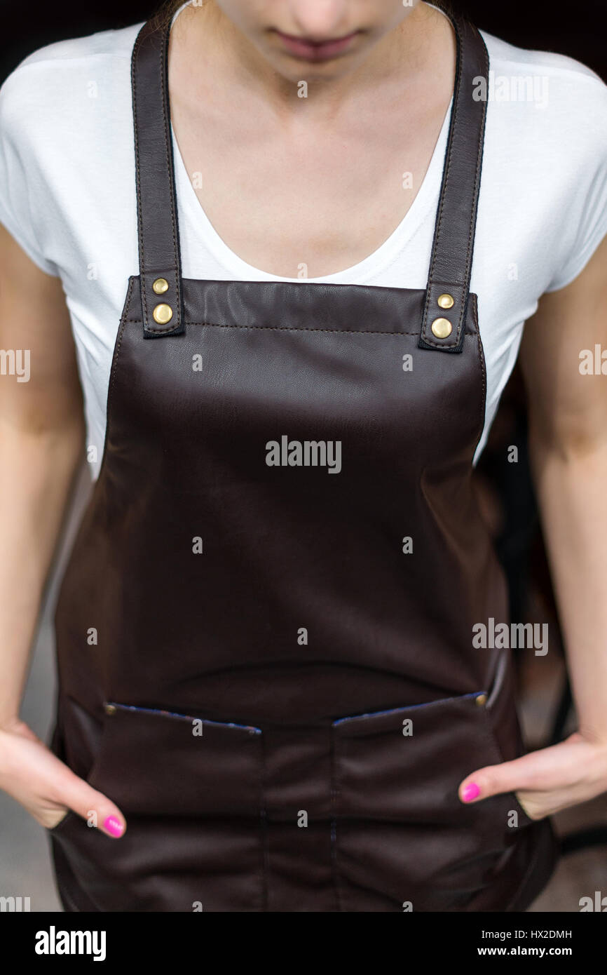 Junge Frau Koch oder Kellner posieren, Schürze und T-shirt Closeup tragen Stockfoto
