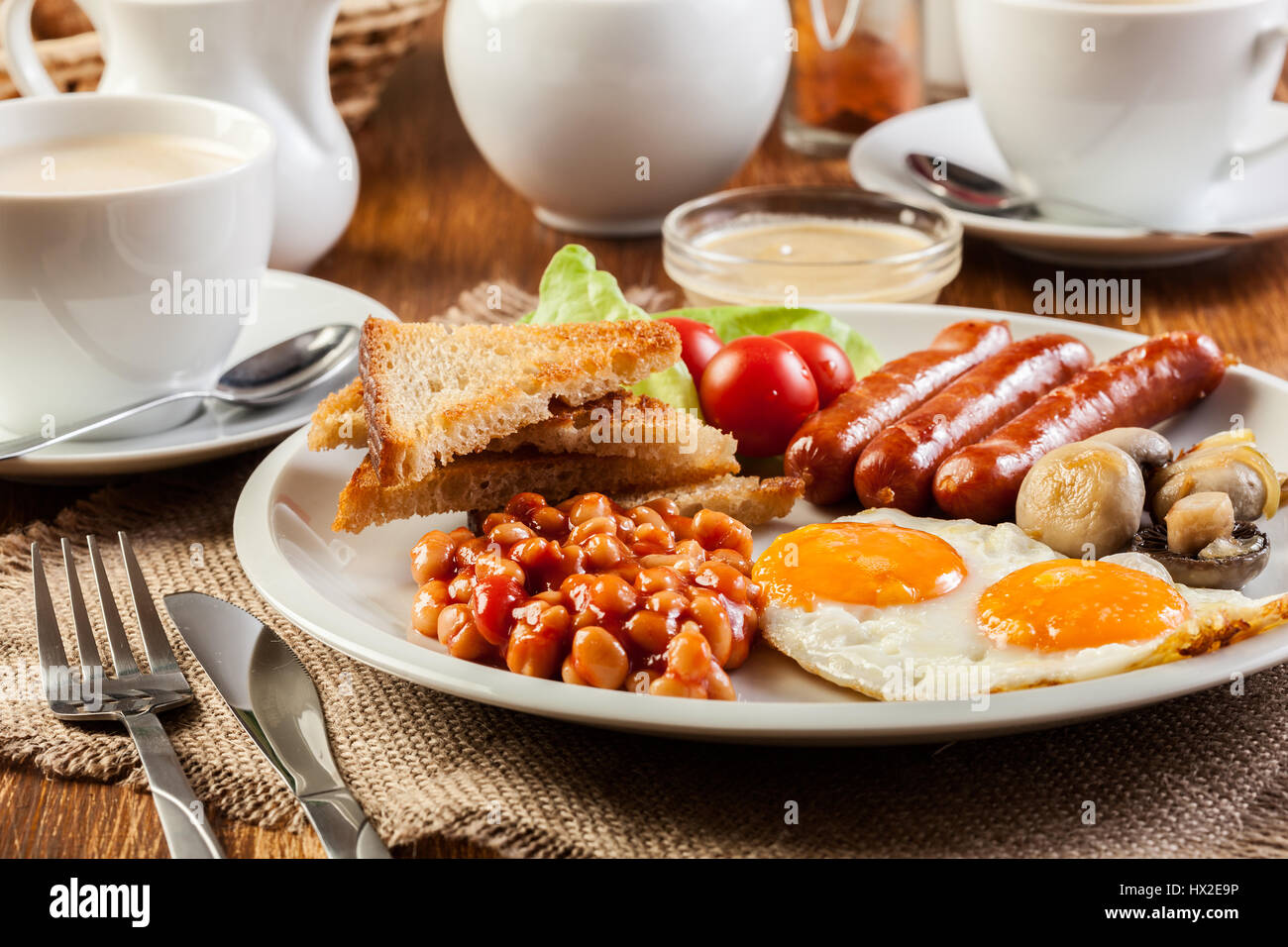 Englisches Frühstück mit Würstchen, Eiern und Bohnen Stockfoto