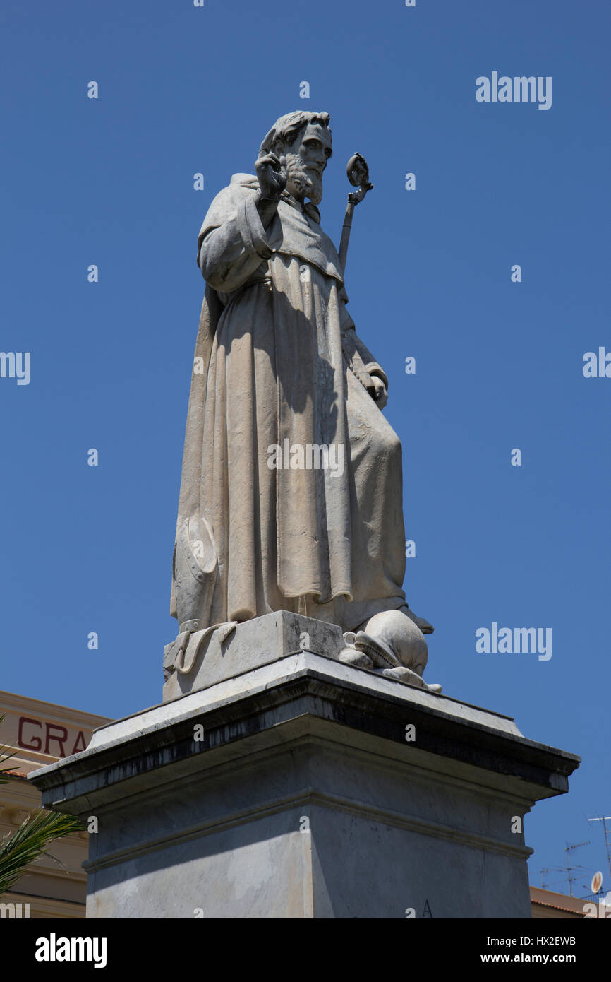 Die Statue des St. Antonino, dem Schutzpatron von Sorrento, sitzt in einem Park auf der Via Luigi de Maio umgeben von Palmen. Stockfoto