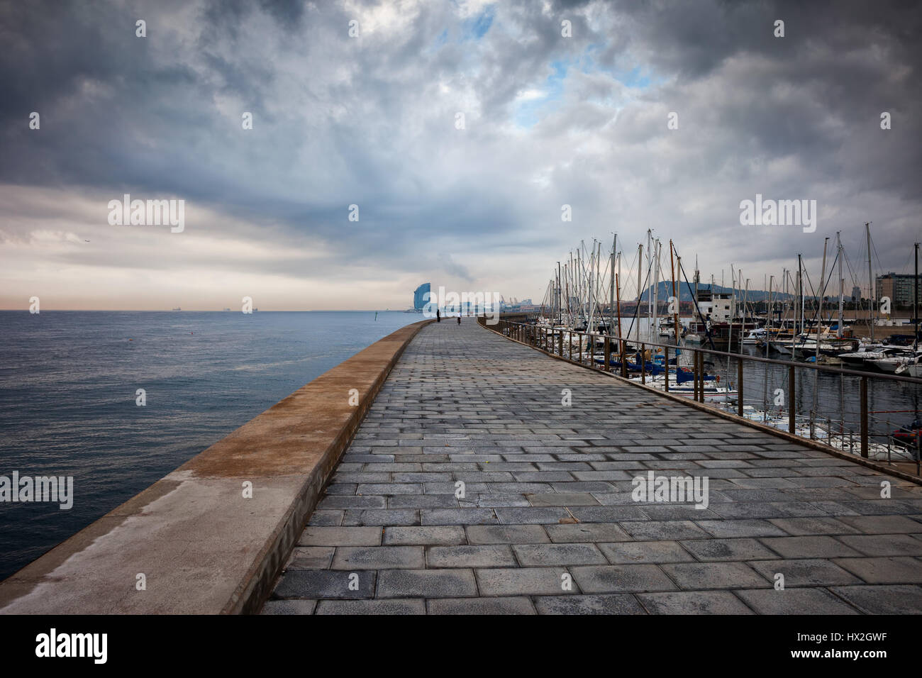 Spanien, Katalonien, Stadt Barcelona, breit, lange Pier von Port Olimpic Marina an einem bewölkten Tag Stockfoto