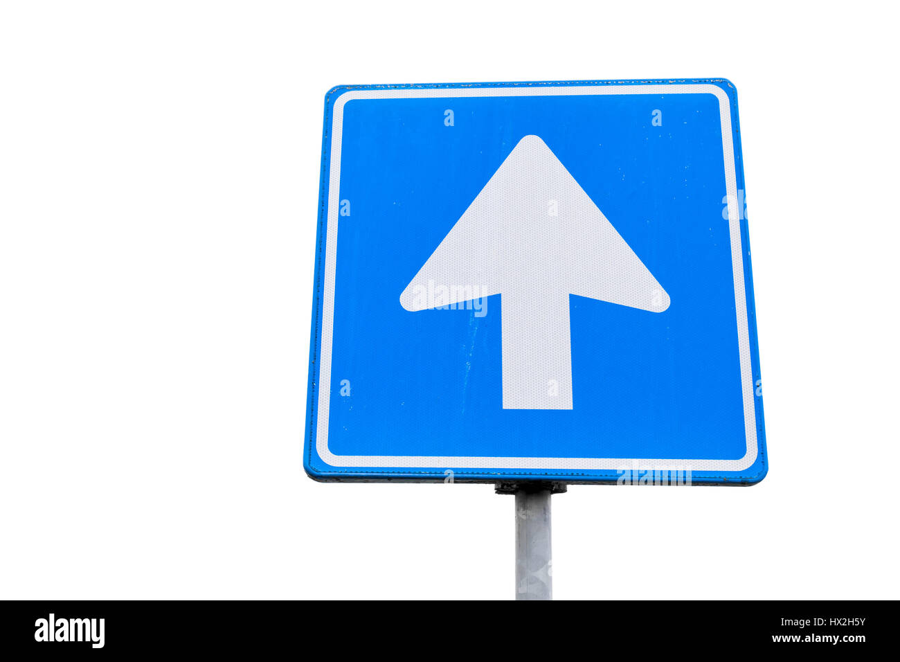 Einbahnstraße, blaue Quadrat Straßenschild mit Pfeil isoliert auf weißem Hintergrund, Nahaufnahme Foto Stockfoto