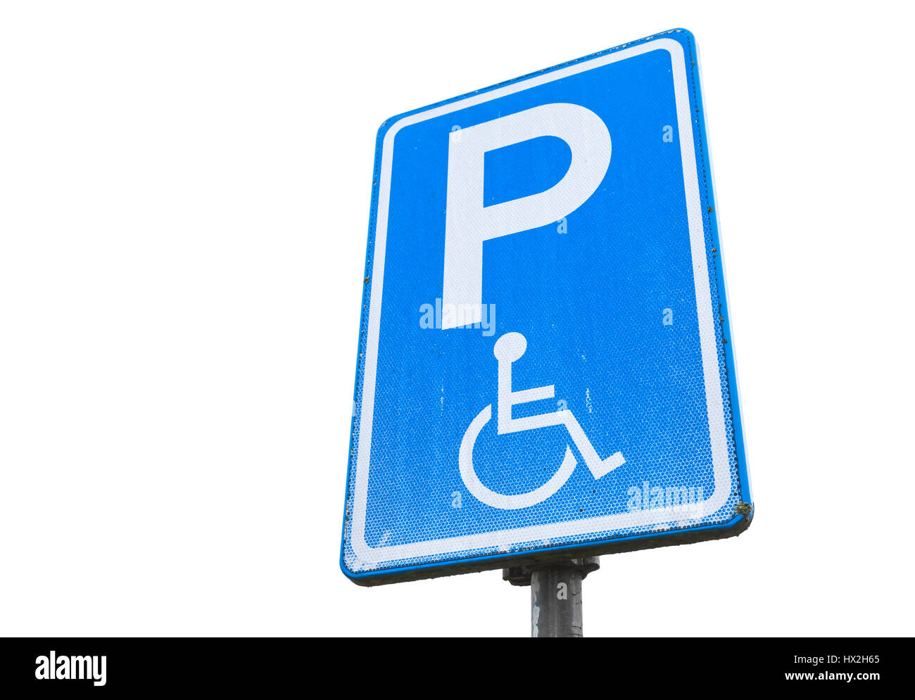 Parkplätze Genehmigung, blaue Schild deaktiviert isoliert auf weißem Hintergrund, Nahaufnahme Foto Stockfoto