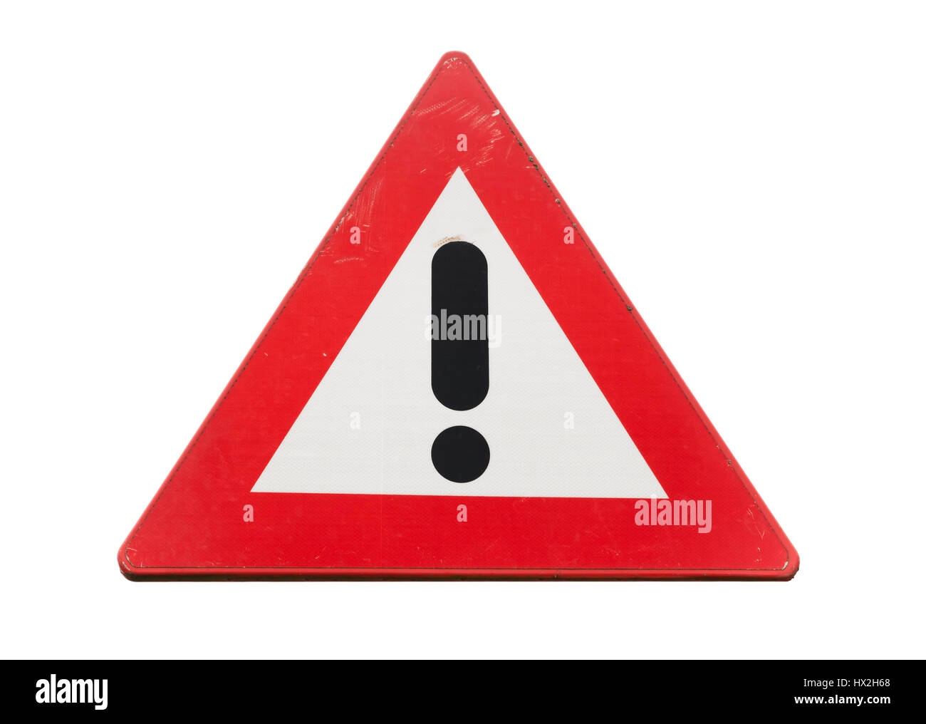 Warnung-Schild mit schwarzen Ausrufezeichen im roten Dreieck isoliert auf weißem Hintergrund, Nahaufnahme Foto Stockfoto