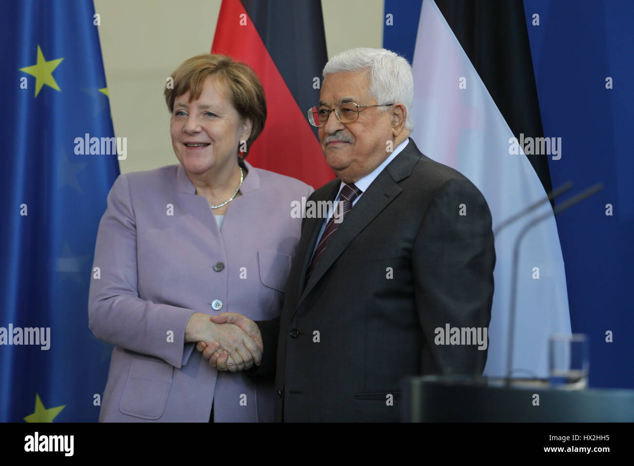 Berlin, Deutschland. 24. März 2017. Der palästinensische Präsident Mahmoud Abbas und Bundeskanzlerin Angela Merkel in der Pressekonferenz in das Amt des Bundeskanzlers. Bildnachweis: Simone Kuhlmey/Pacific Press/Alamy Live-Nachrichten Stockfoto