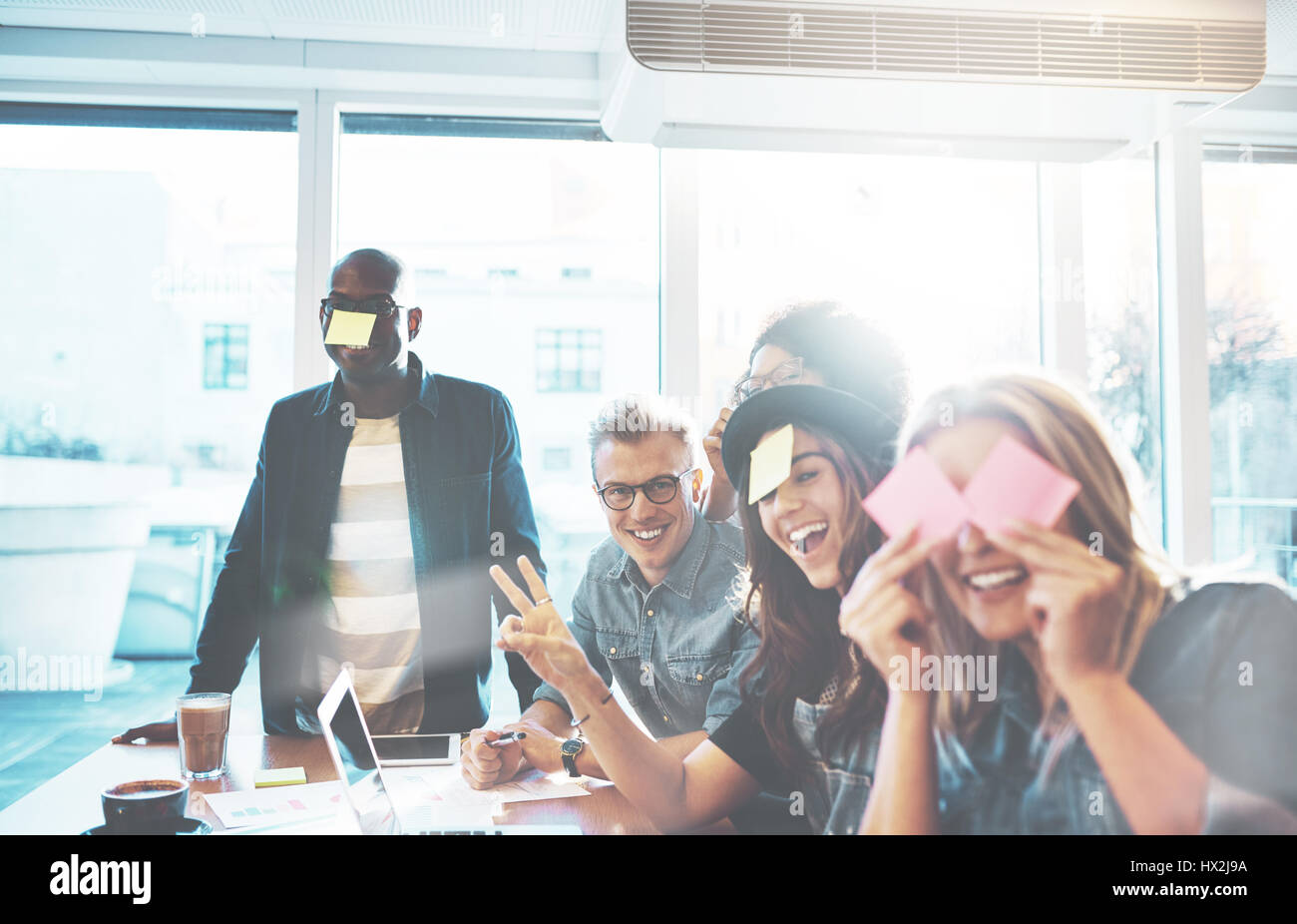 Fröhlich Business-Team von fünf jungen Menschen lustig posiert mit leeren Erinnerungen im Büro gemacht Stockfoto