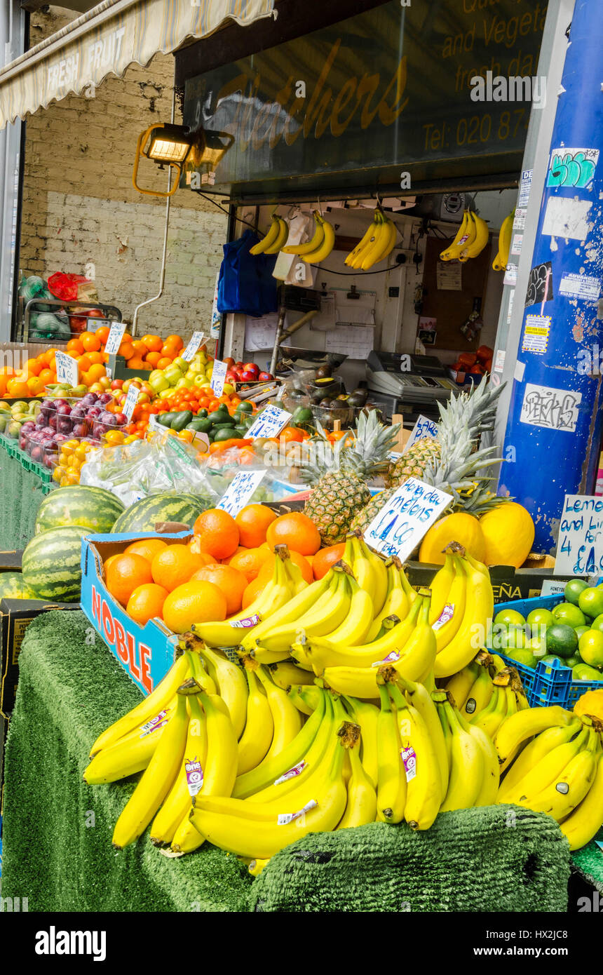 Eine Anzeige von Obst und Gemüse für den Verkauf außerhalb ein Gemüsehändler shop Stockfoto