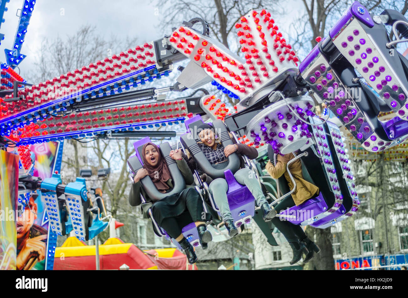 Ein Orbiter-Fahrt auf einem Rummelplatz auf Shepherds Bush Green in London, England Stockfoto