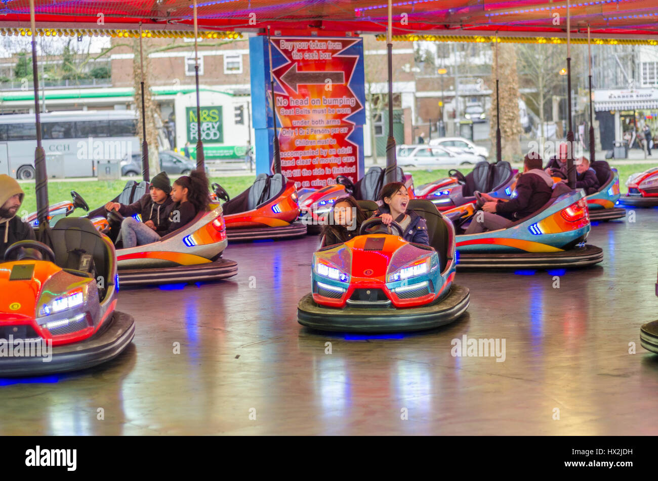 Autoscooter Oder Bumper Cars Sind Eine Beliebte Messegelande Fahren Sehen Sie Hier Auf Einer Messe Auf Shepherds Bush Green In London Stockfotografie Alamy