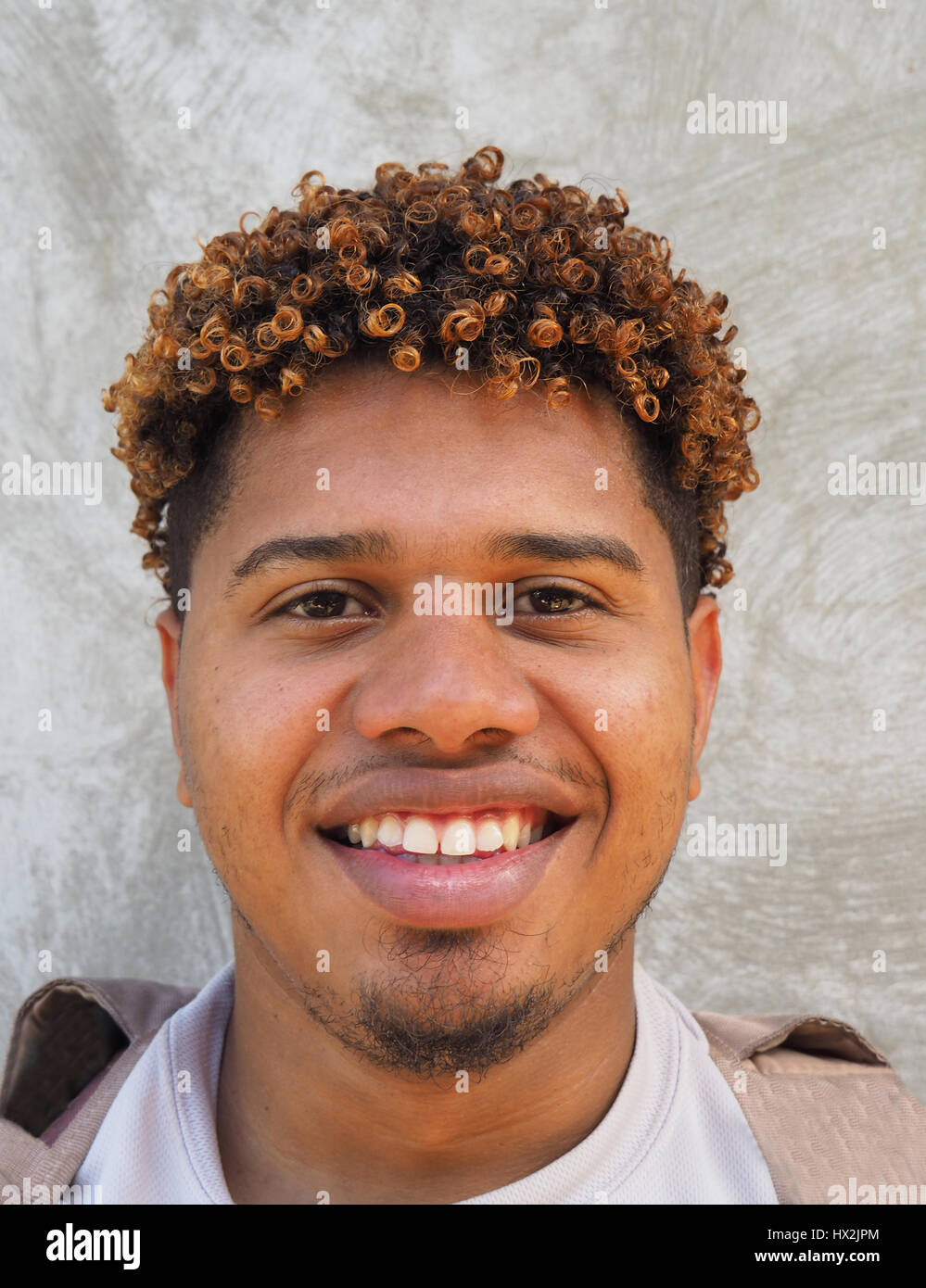 Junger Mann mit einzigartigen Frisur in Puerto Plata, Dominikanische Republik. Stockfoto