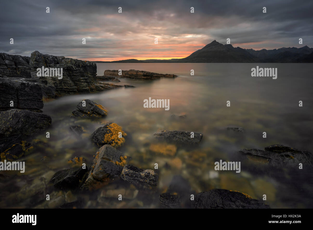 Felsen von Loch Scavaig in der Nähe von Elgol im Abendlicht, Skye, Schottland Stockfoto