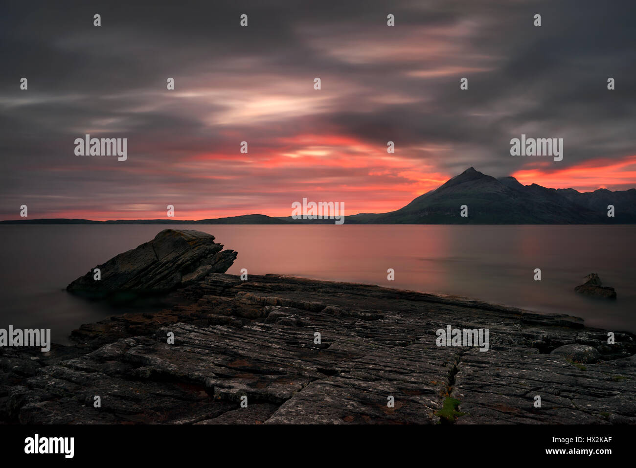 Loch Scavaig mit Cullins Bergen im roten Abendlicht, Isle Of Skye, Schottland Stockfoto