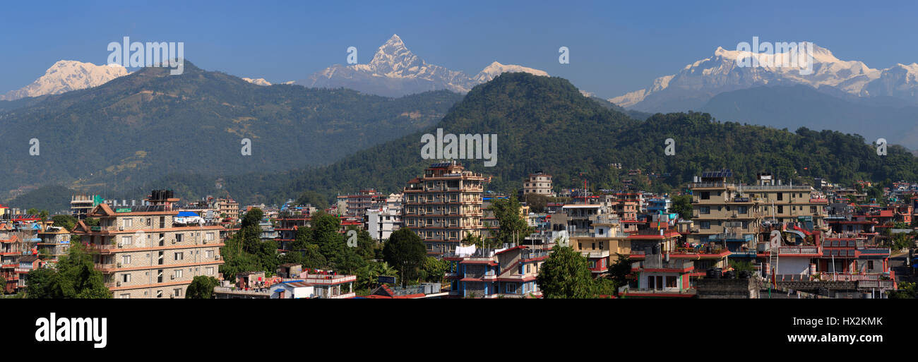 Panoramablick von Pokhara, Nepal. Der Ausgangspunkt für viele Wanderer die Annapurna Runde mit Blick auf Annapurna und Machapuchare zu tun. Stockfoto