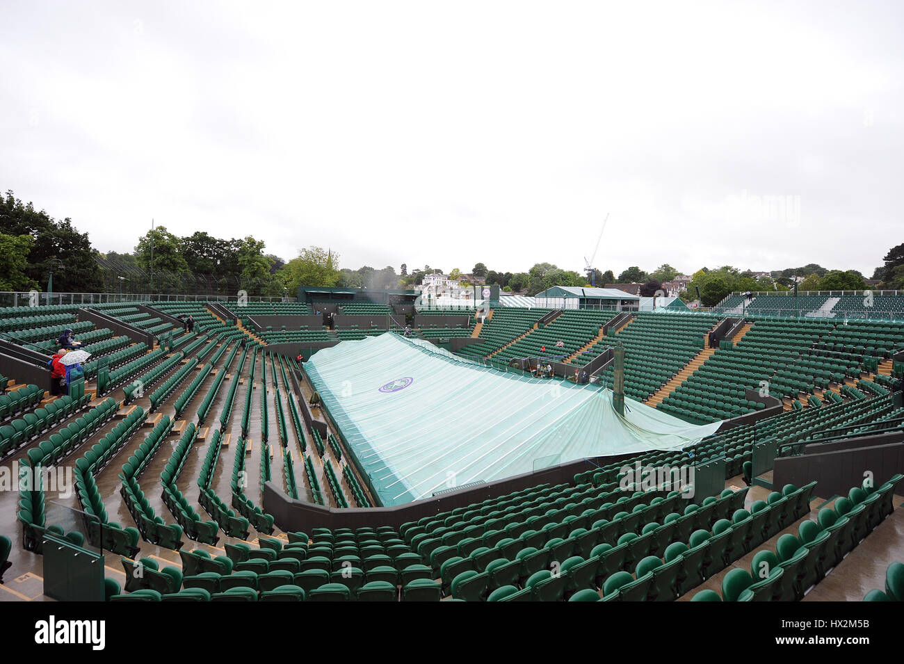 DER ALL ENGLAND TENNIS CLUB WIMBLEDON LONDON ENGLAND 28 Hof 2 mit Abdeckungen auf WIMBLEDON WIMBLEDON CHAMPIONSHIPS 2013 anzeigen Ju Stockfoto