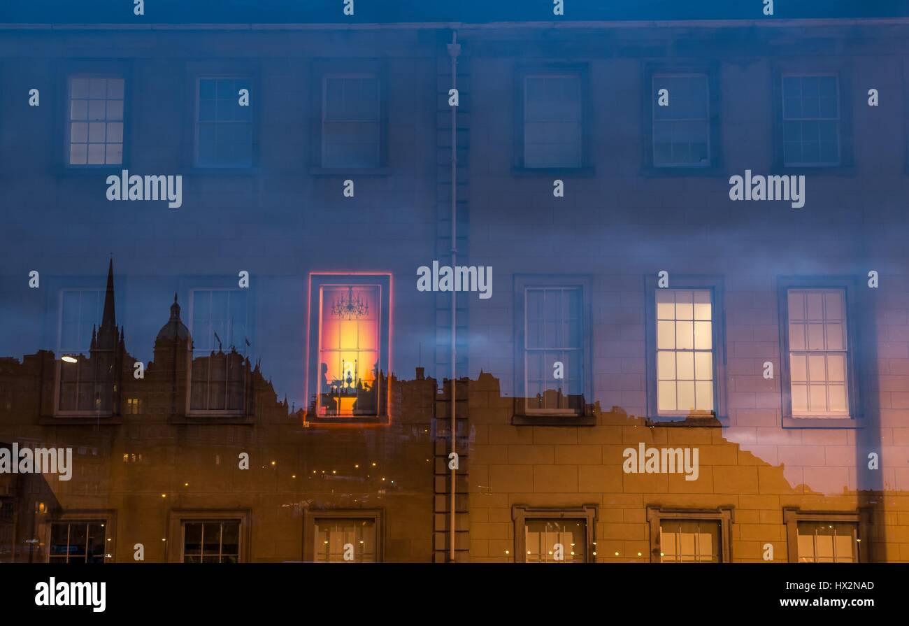 Zwei Bilder übereinander gelegt von Edinburgh Skyline und georgischen Schatten Licht Anzeige die Kombination von Alten und Neuen, Edinburgh, Schottland, Großbritannien Stockfoto