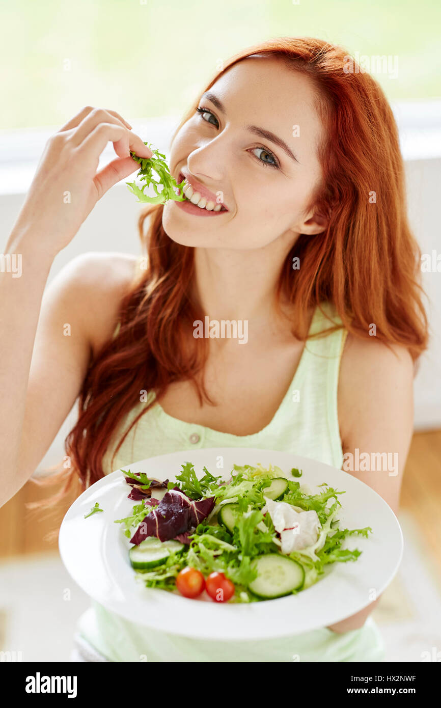 Mädchen essen gesunde Salat Stockfoto