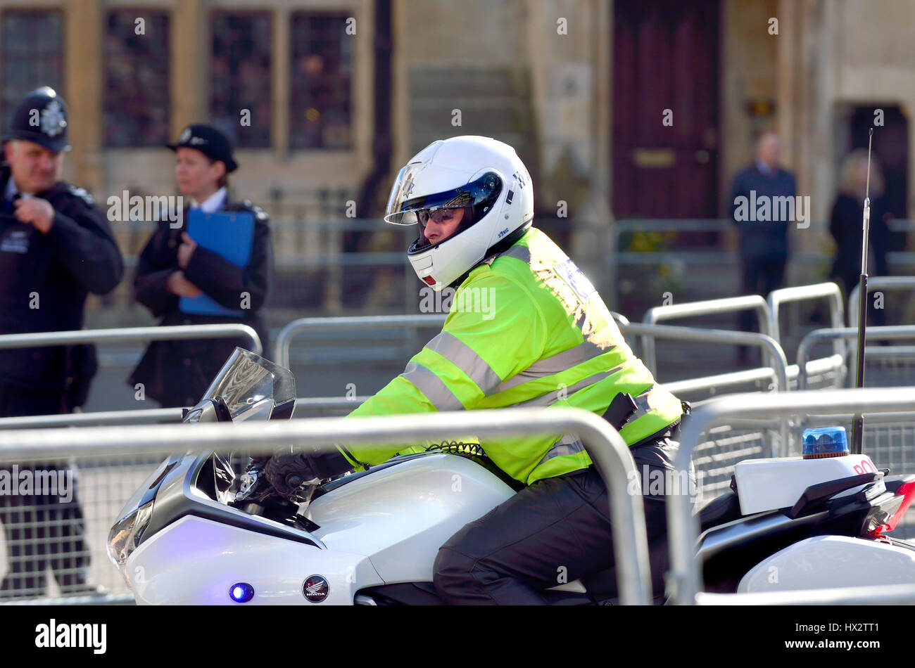 London, England, Vereinigtes Königreich. Mitglied der Metropolitan Police Special Escort Group begleitet die Königin Auto in der Westminster Abbey Stockfoto
